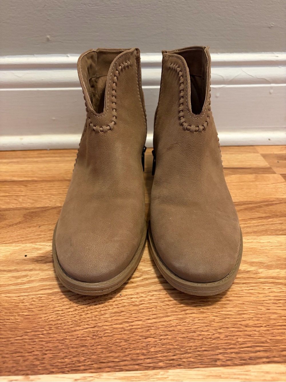 Vince Camuto Women's Tan Leather Ankle Boots - Classic Slip-On Chelsea Style